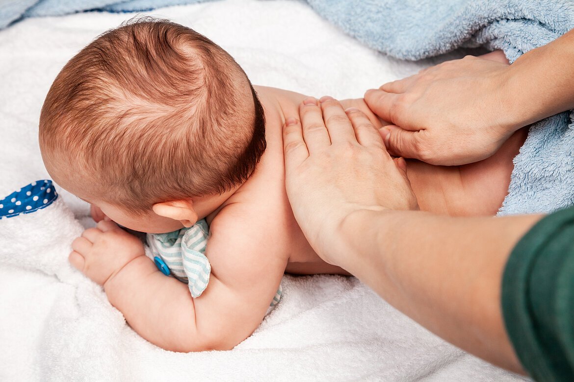 Kleinkind bei Osteopathie-Behandlung